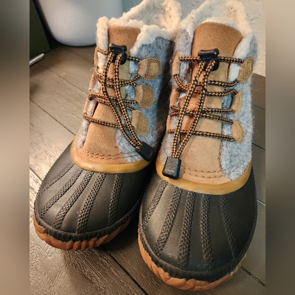 Sorel Waterproof Gray and Tan Boots - Picture 6 of 9
